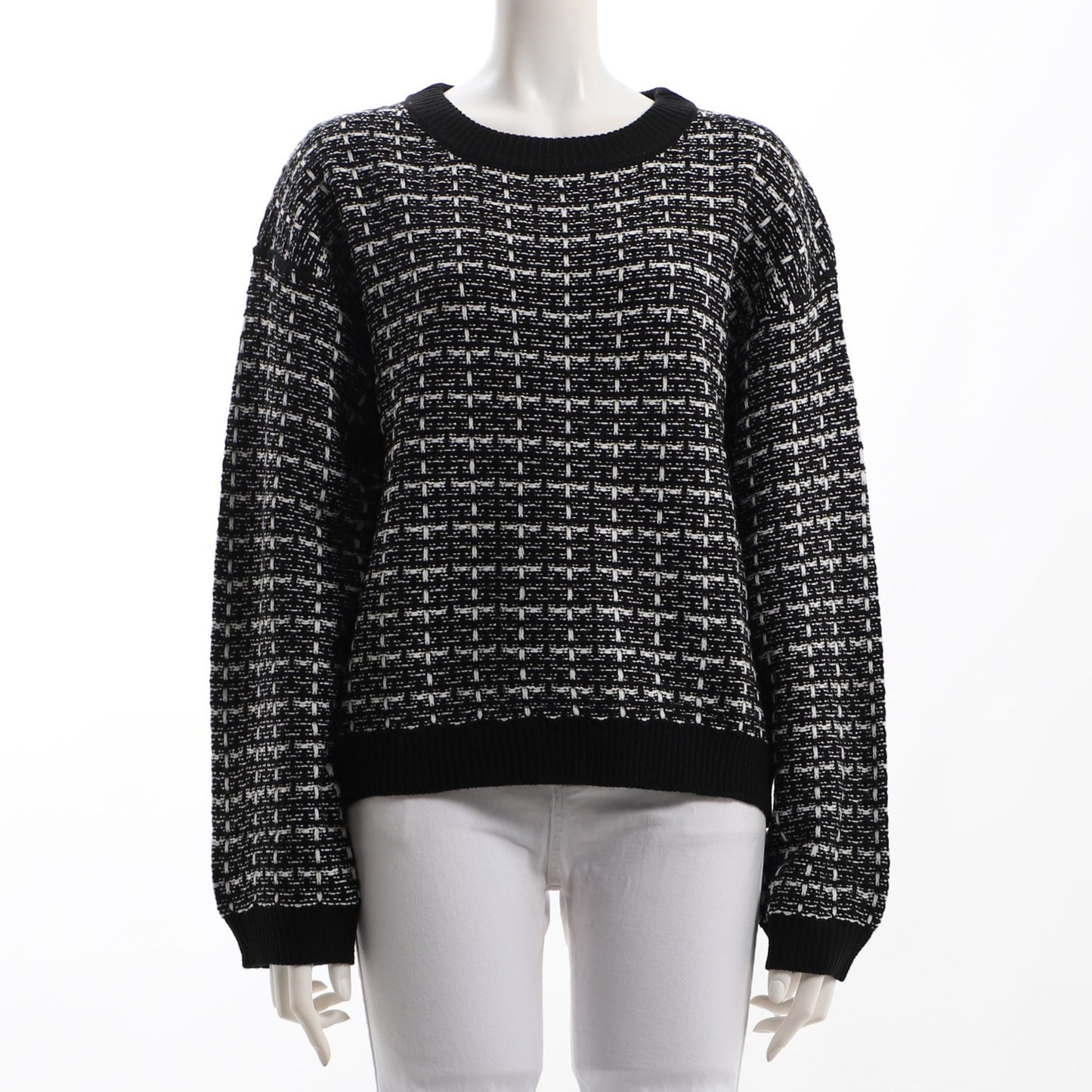 ドロップショルダーのツイードニット