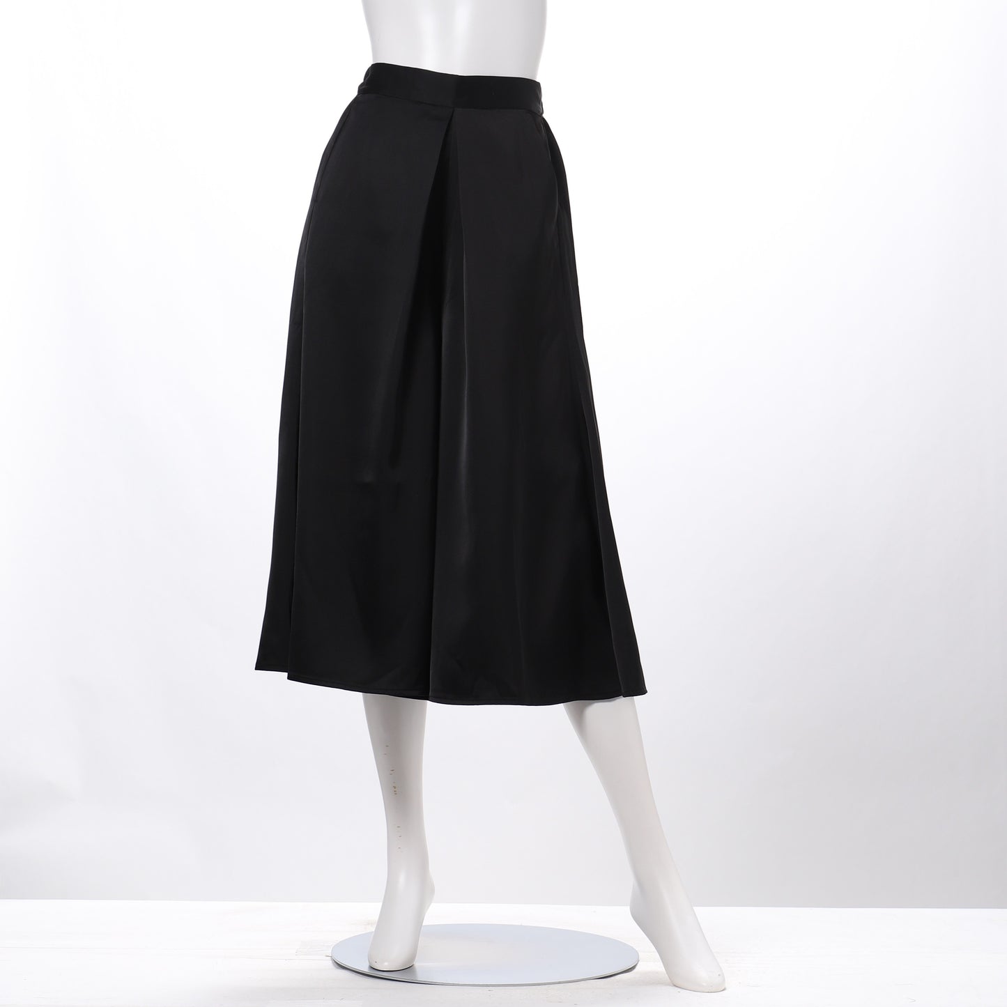 光沢感のあるサテン生地のガウチョパンツ