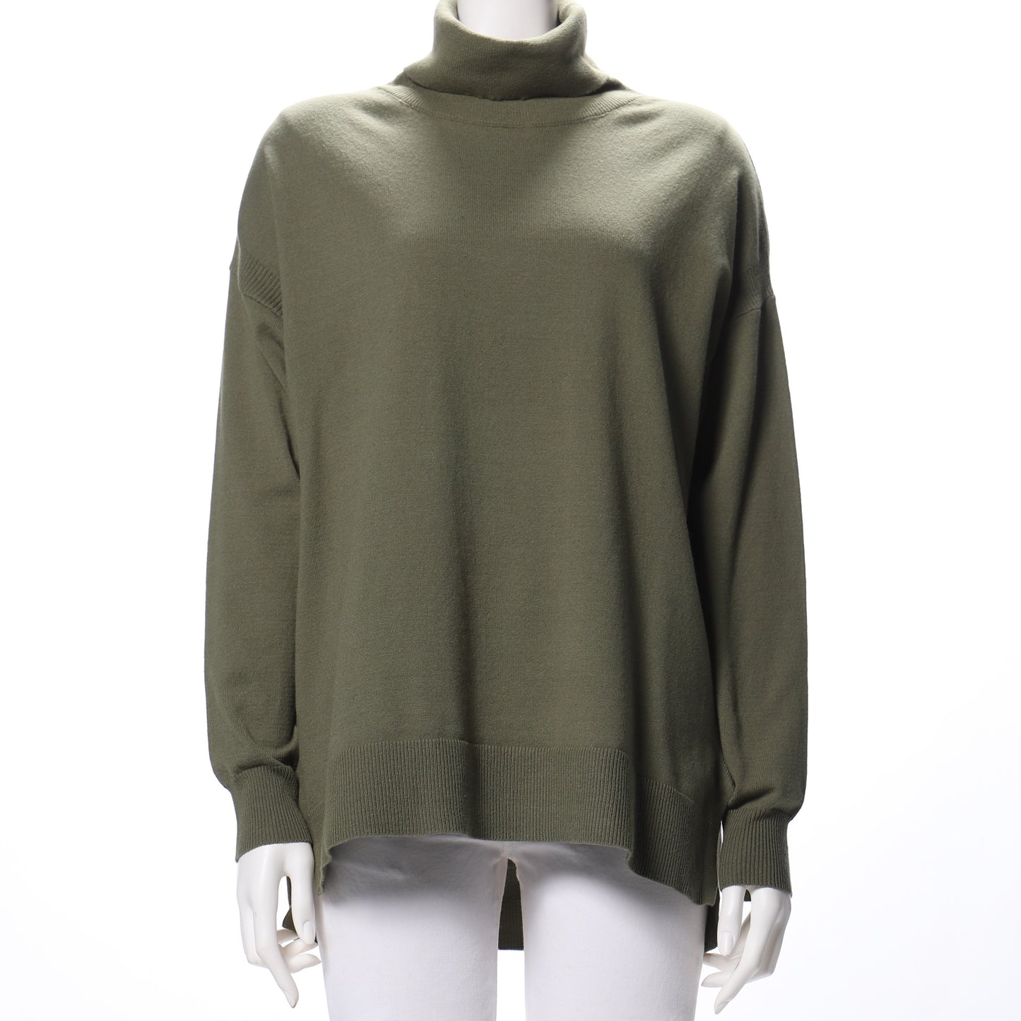 ドロップショルダーのタートルネックニット