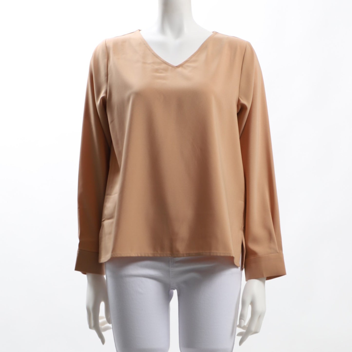 光沢感のあるVネックブラウス