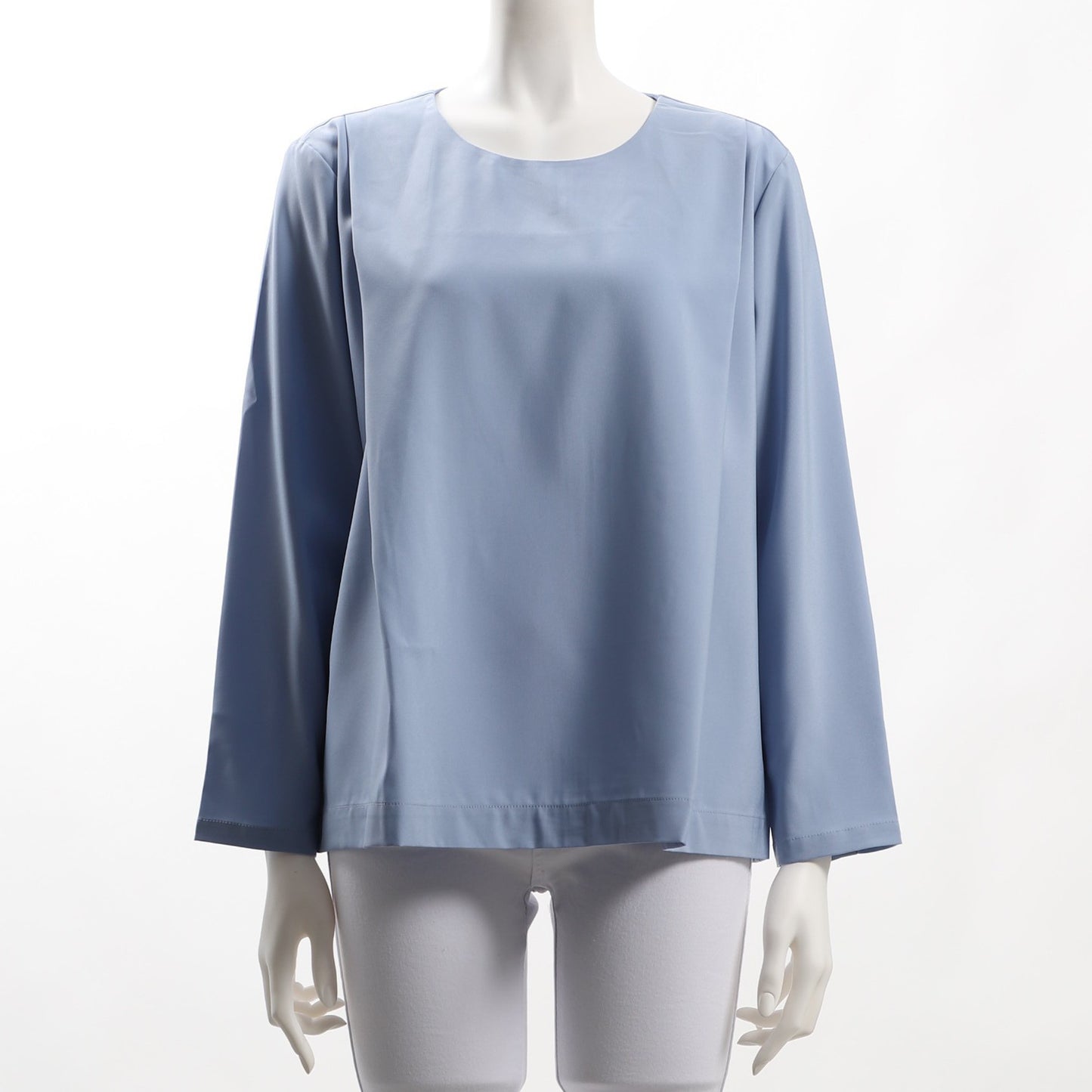 光沢感のあるタック入りブラウス