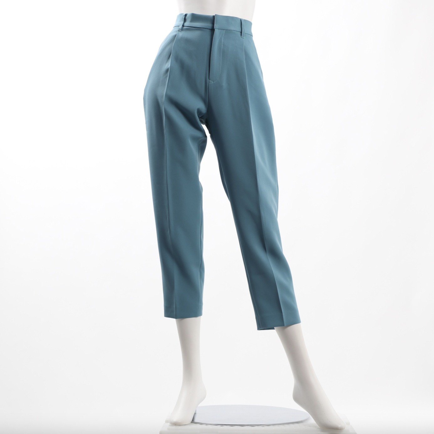 タック入りテーパードパンツ