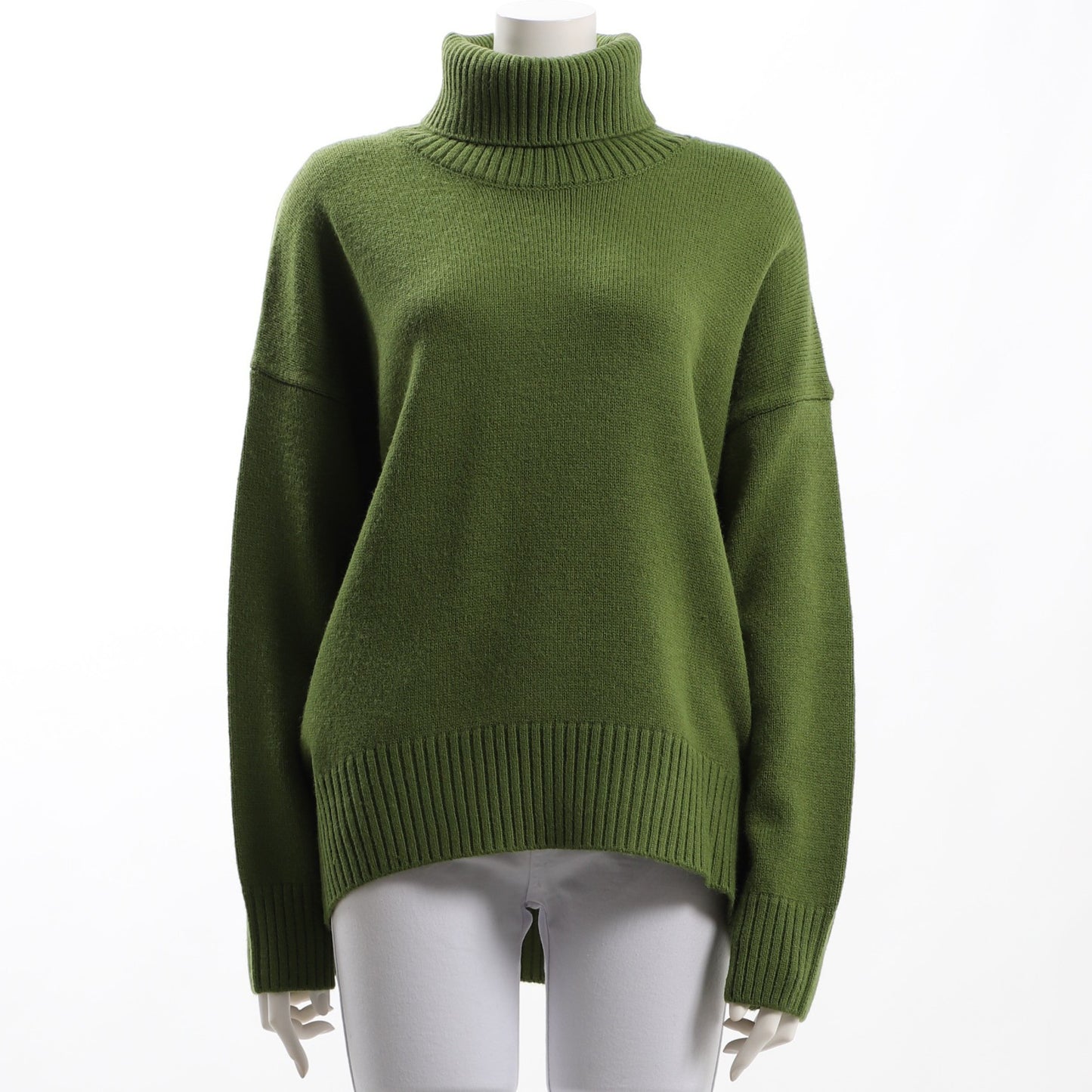 ドロップショルダーのタートルネックニット