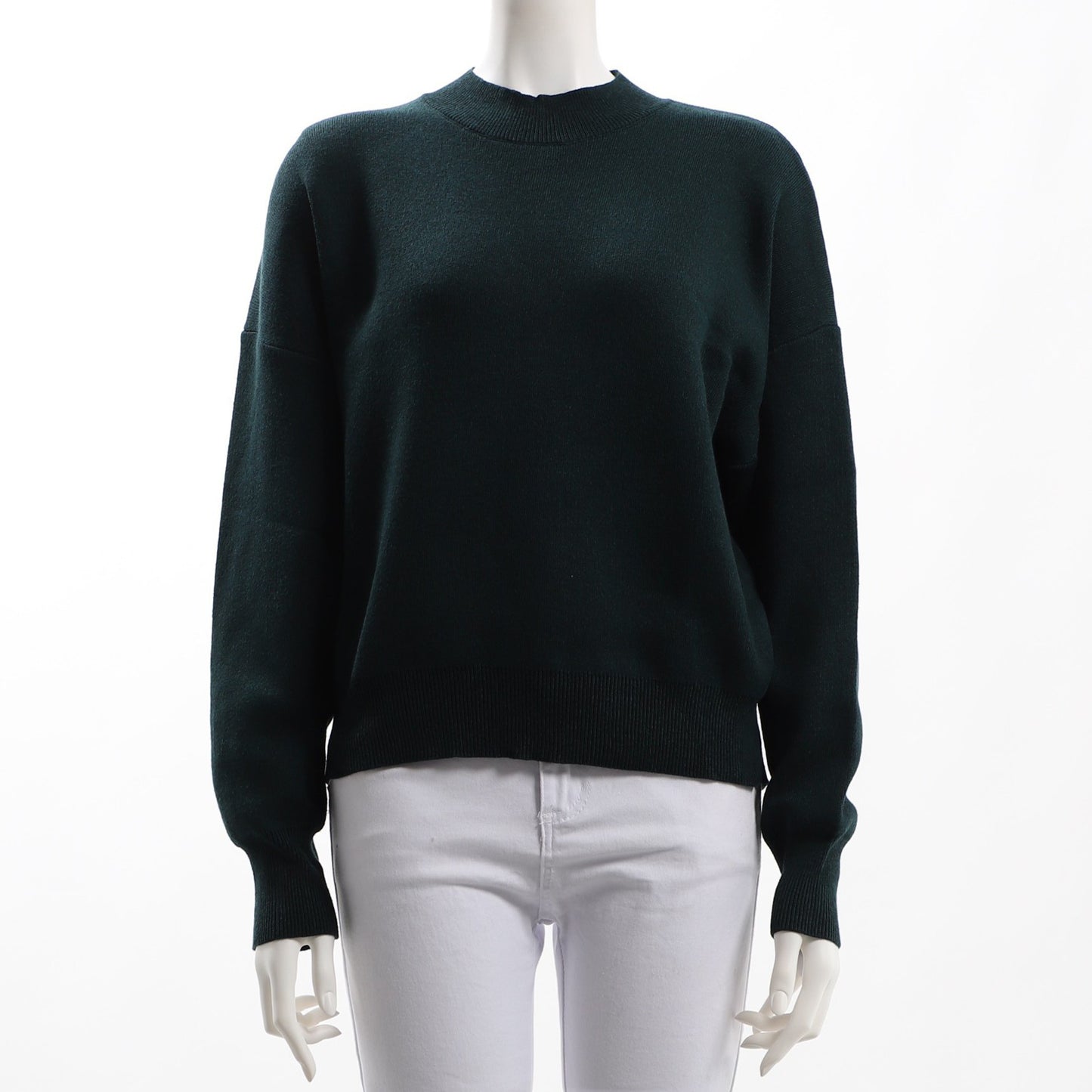 フラットな表面感のドロップショルダーニット