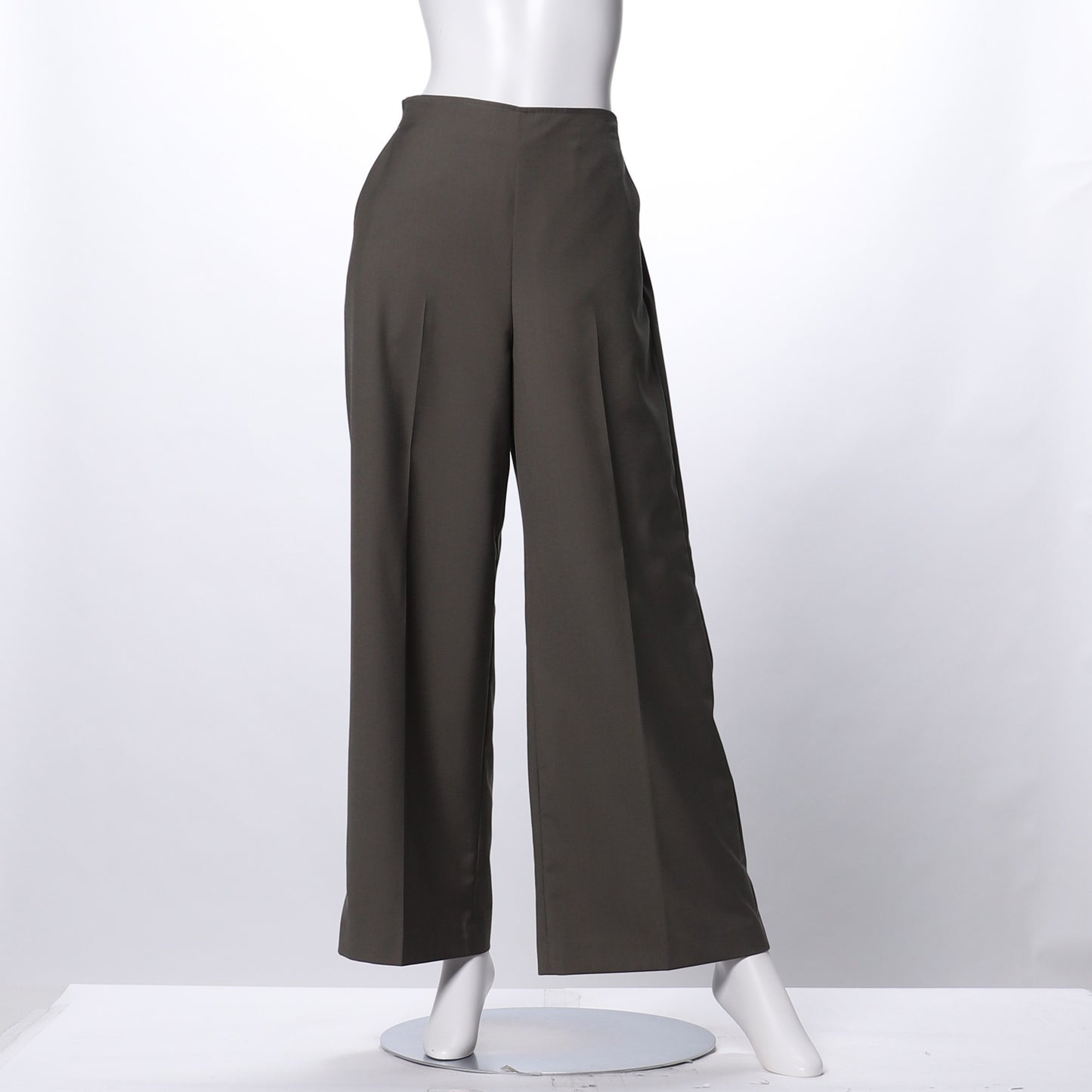 シンプルなワイドパンツ