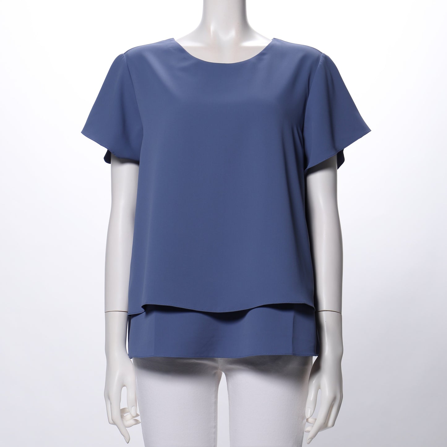 緩やかに広がるレイヤードブラウス