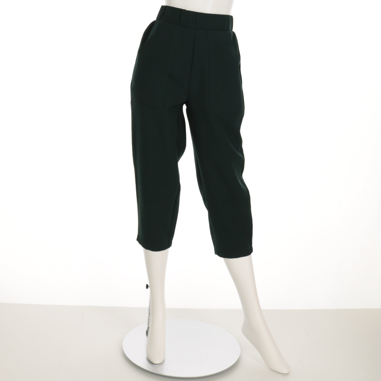 キレイ目なポケット付きクロップドパンツ