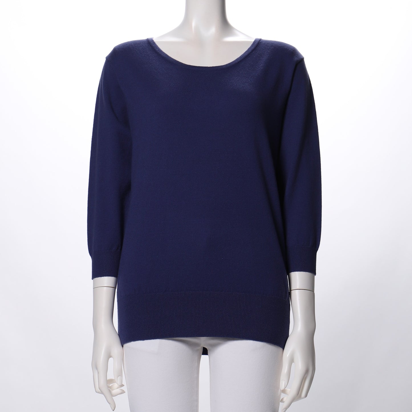 シンプルラウンドネックニット