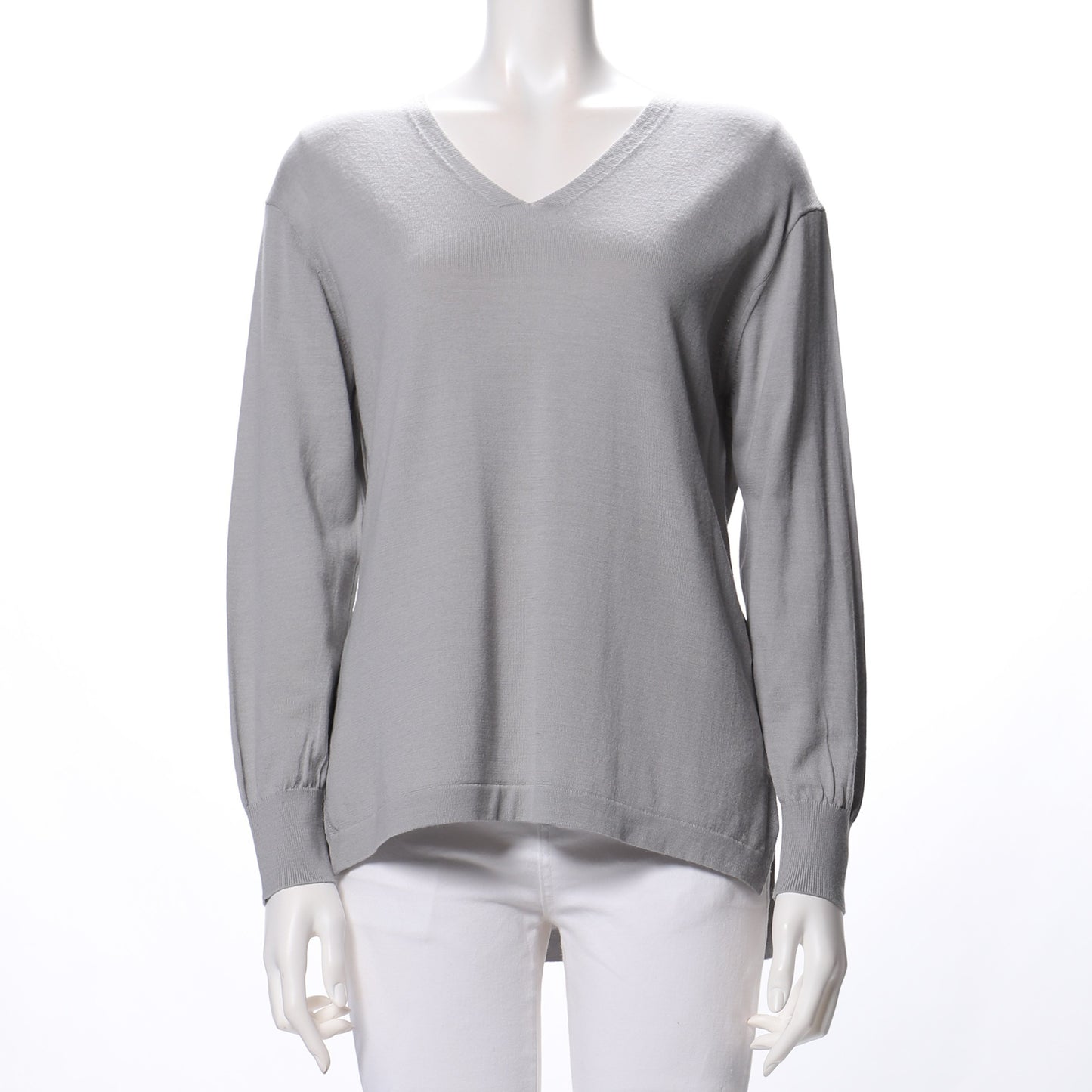 バックテールデザインのVネックニット