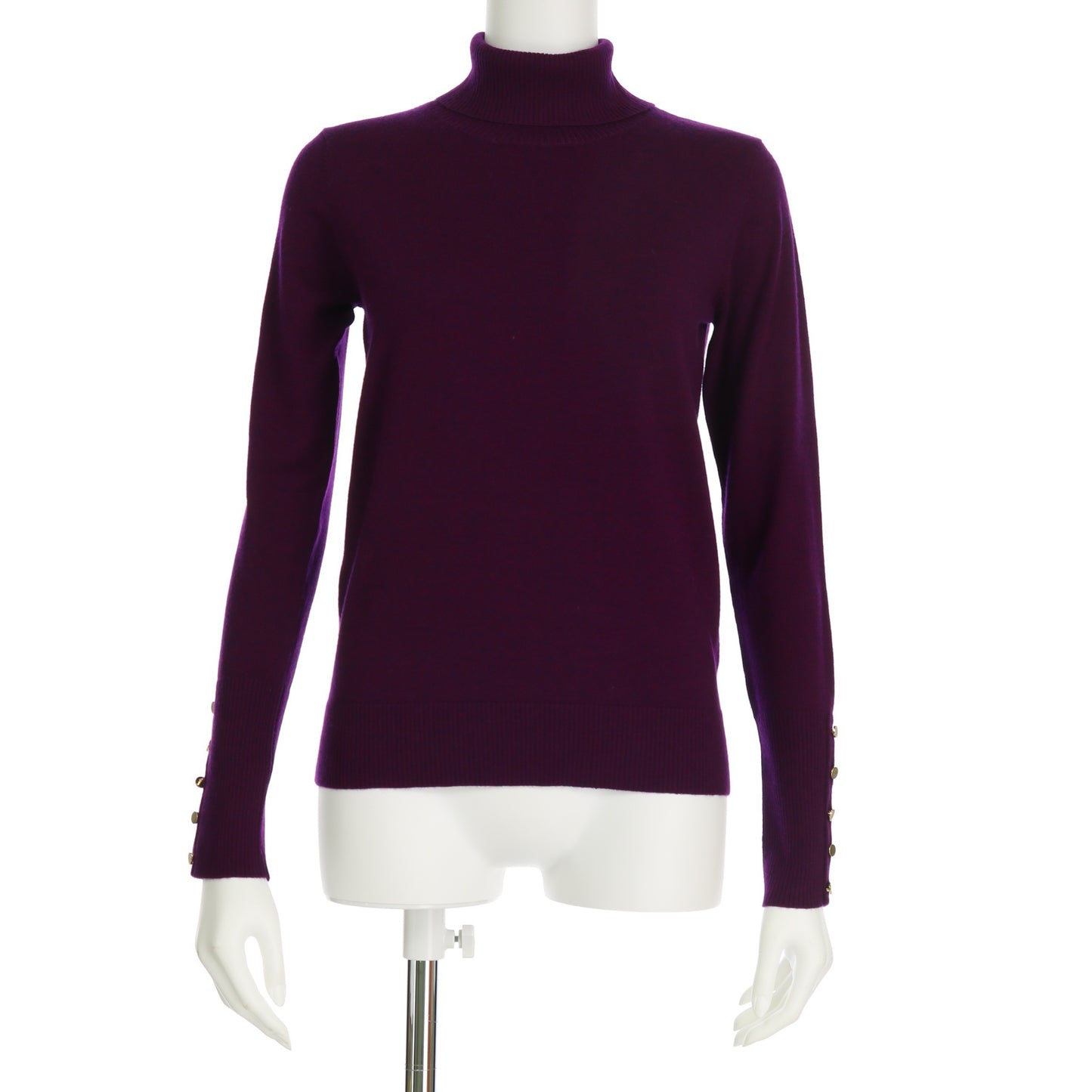 袖のボタンアクセントタートルネックニット