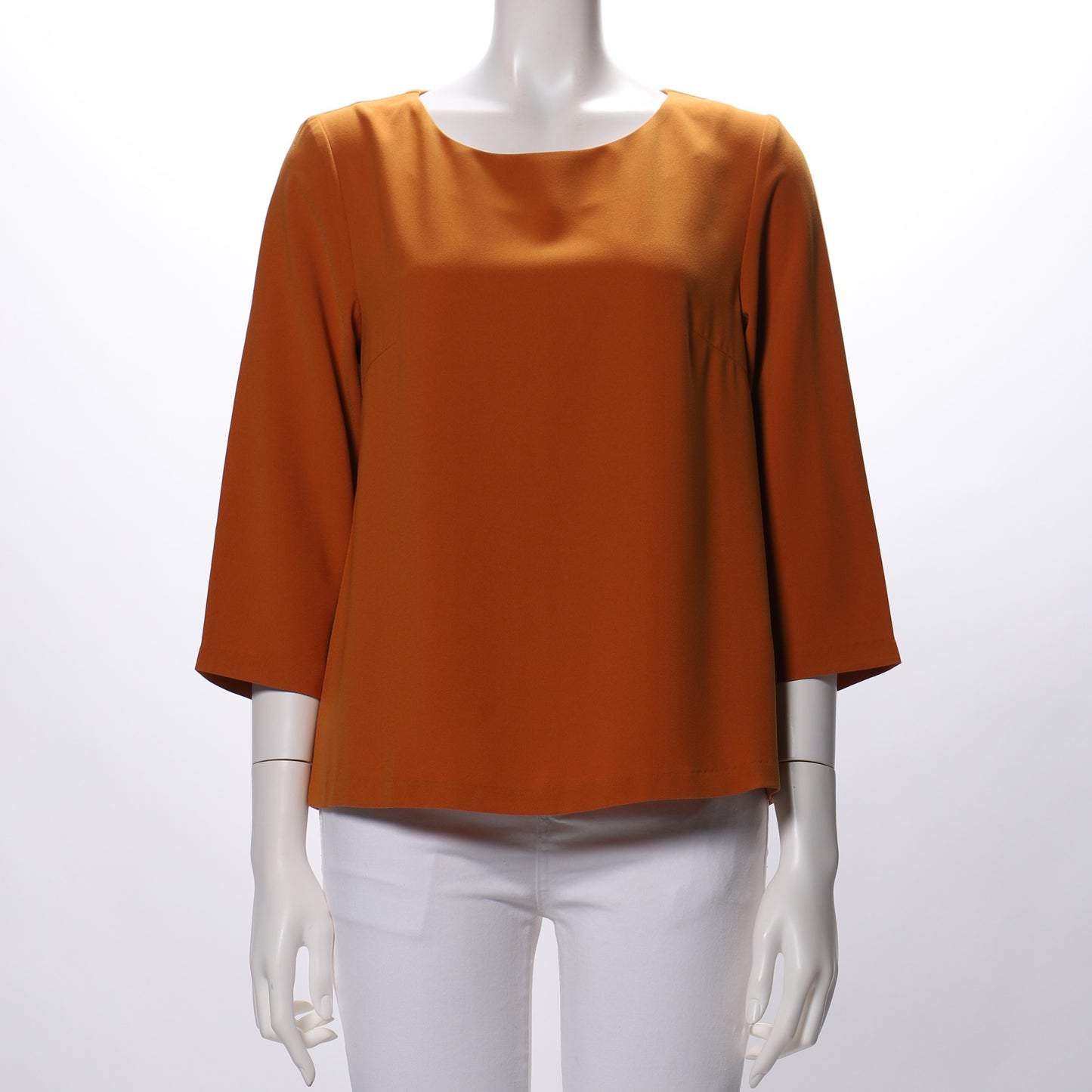 シンプルラウンドネックブラウス