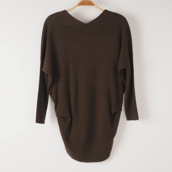 前後差のある裾丈Vネックニット