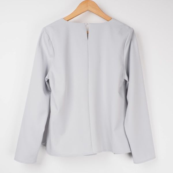 アシンメトリーフリルブラウス