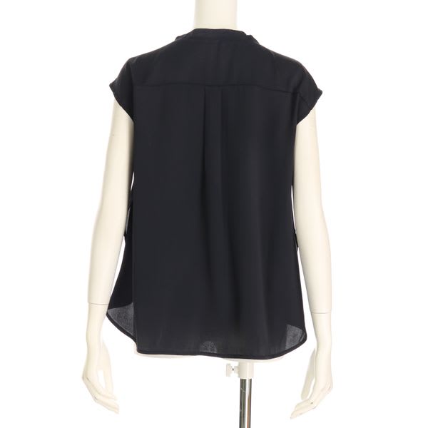 Vネックラインブラウス