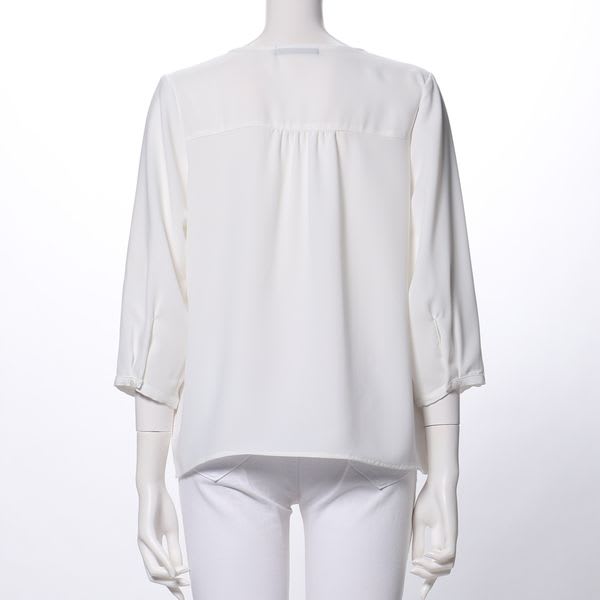 フロントボタンデザインVネックブラウス