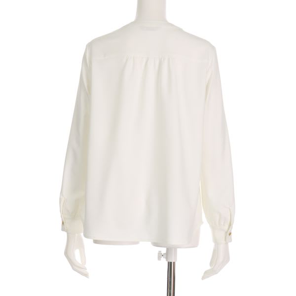 前立てノーカラーブラウス