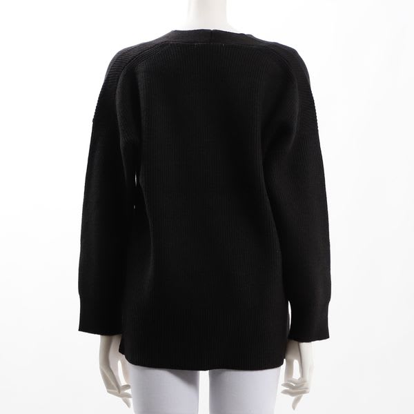 サイドスリット入りVネックニット