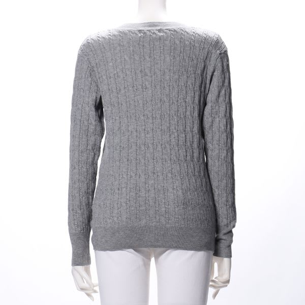 ケーブル編みVネックニット