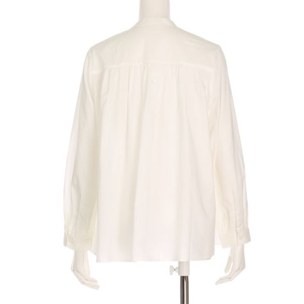 透け感のある長袖ブラウス