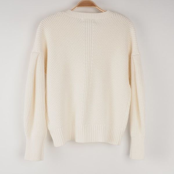 タック付きVネックニット