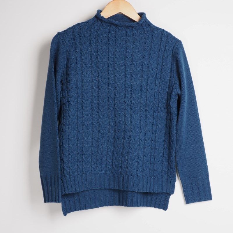 ケーブル編みハイネックニット