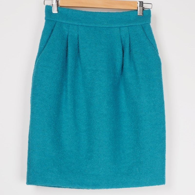 鮮やかなカラータイトスカート