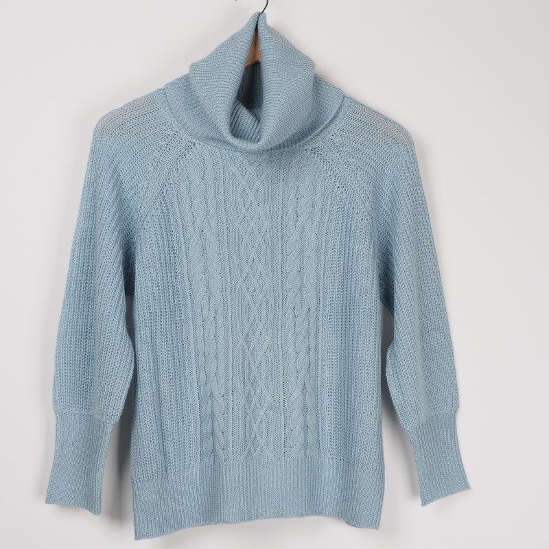 オフタートルケーブル編みニット