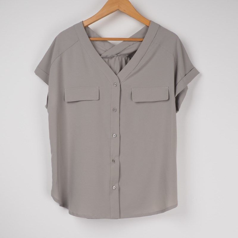 ギャザー入りバックVネックブラウス