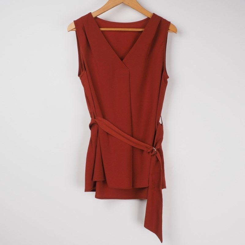 ウエストDカンベルトノースリーブブラウス