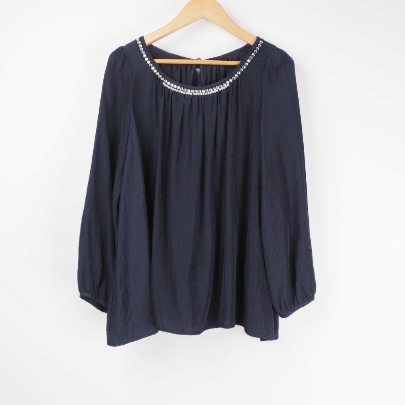 ビジューネックラインブラウス