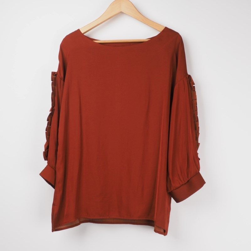 袖フリルボートネックブラウス