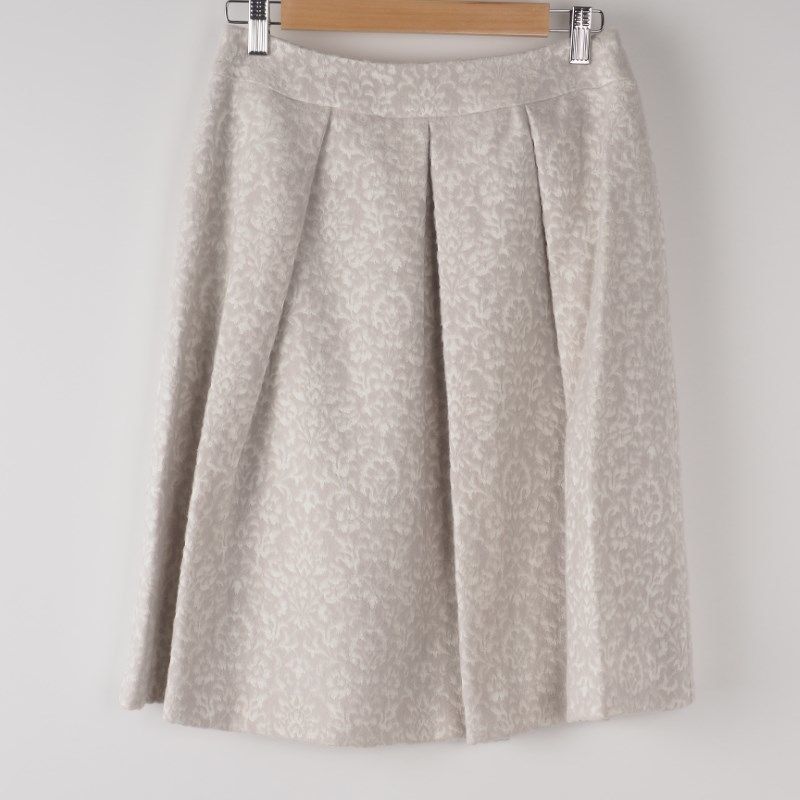 シックな柄のタック入りスカート