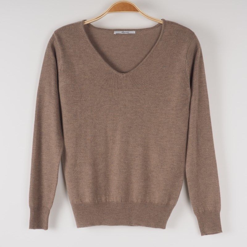 シンプルVネックニット