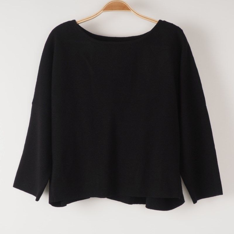 デコルテラインギャザーニット