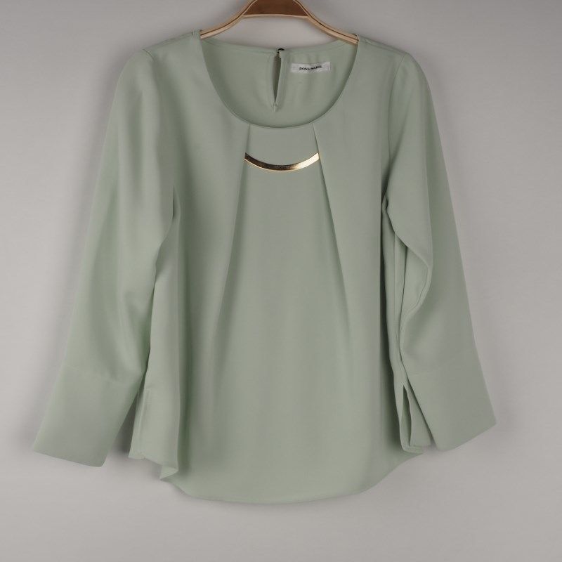 プレート付きダブルクロスブラウス