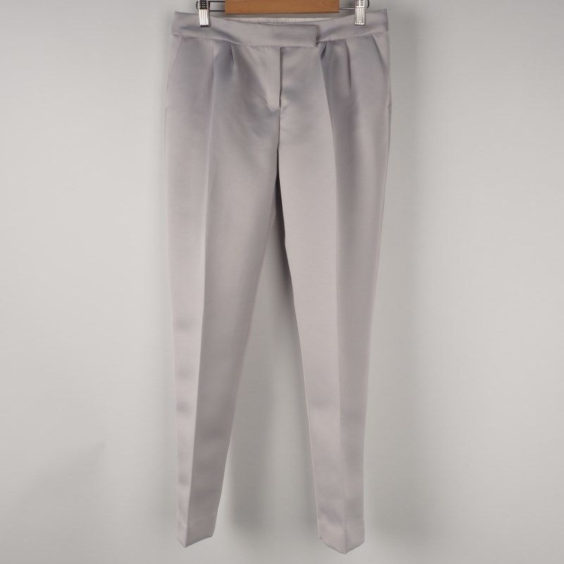 光沢感のあるタック入りテーパードパンツ