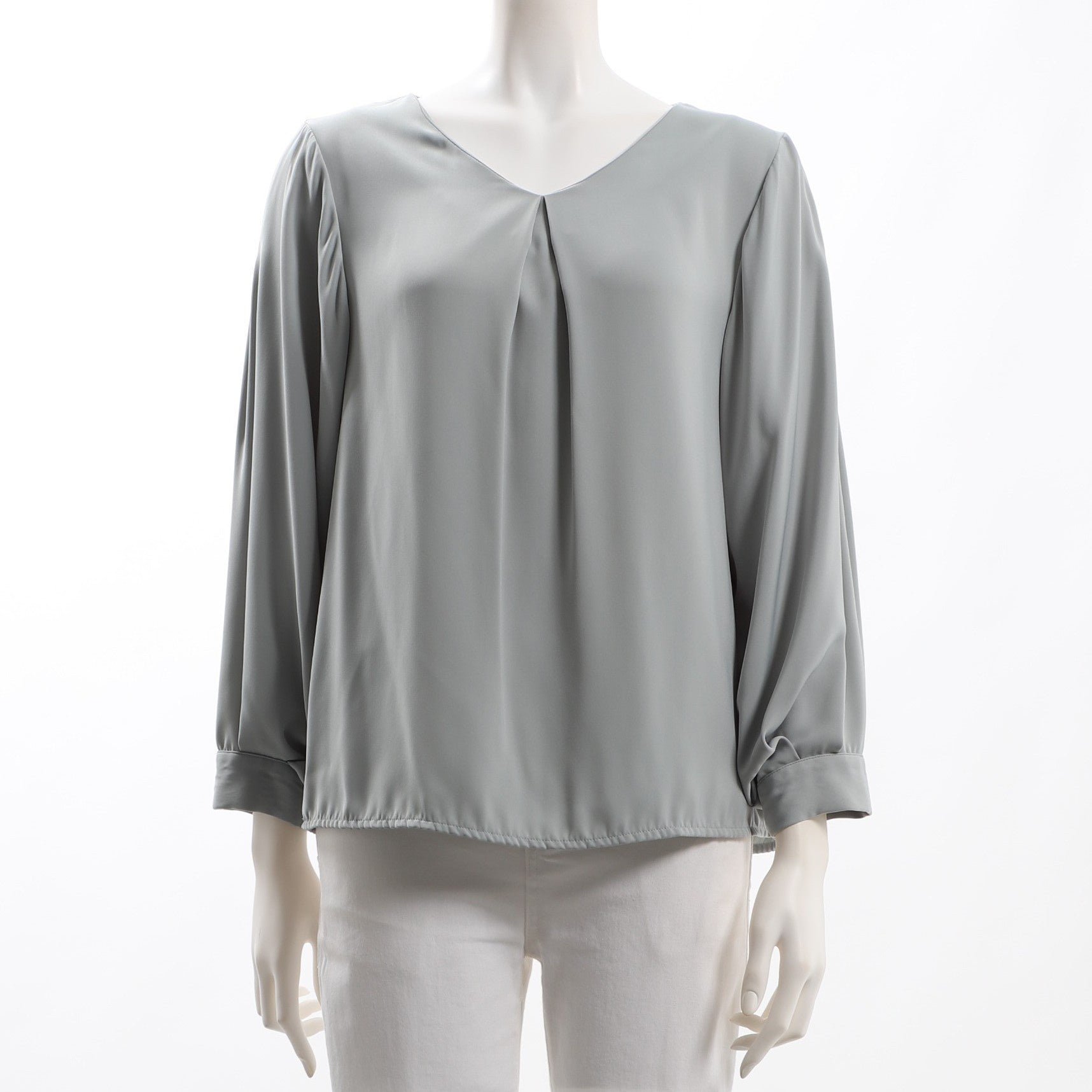 タック付きブラウス