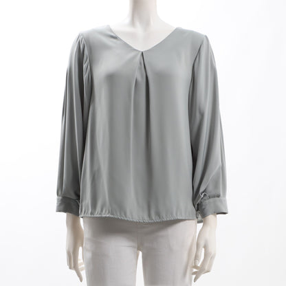 タック付きブラウス