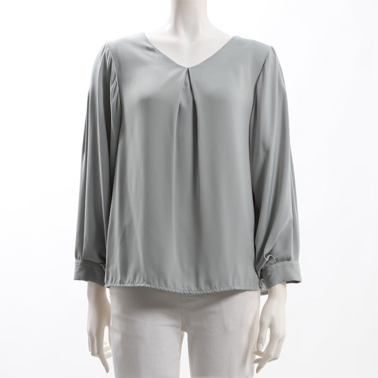 タック付きブラウス