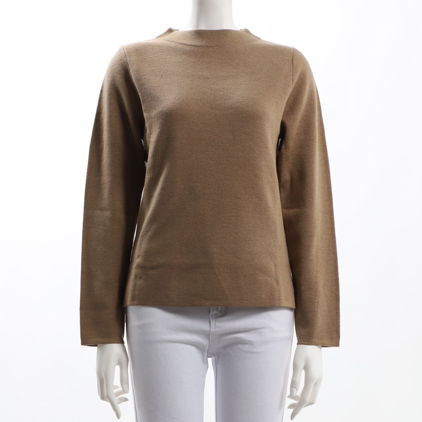 緩やかなネックラインニット