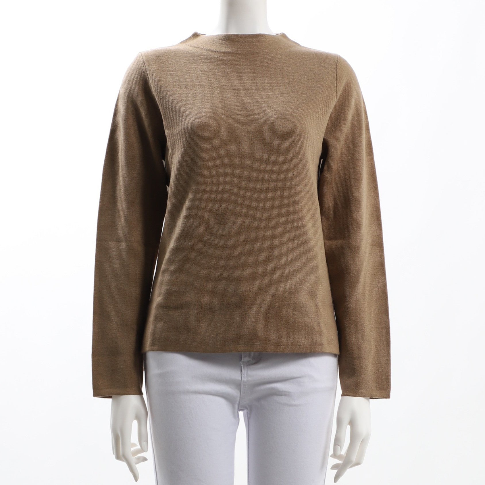 緩やかなネックラインニット