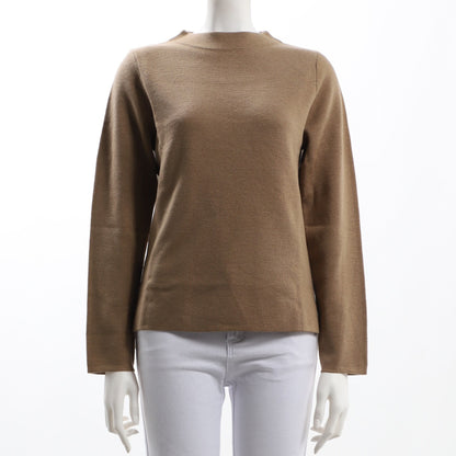 緩やかなネックラインニット