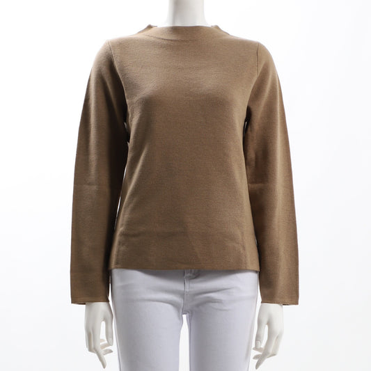 緩やかなネックラインニット