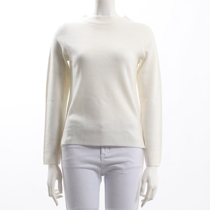 緩やかなネックラインニット