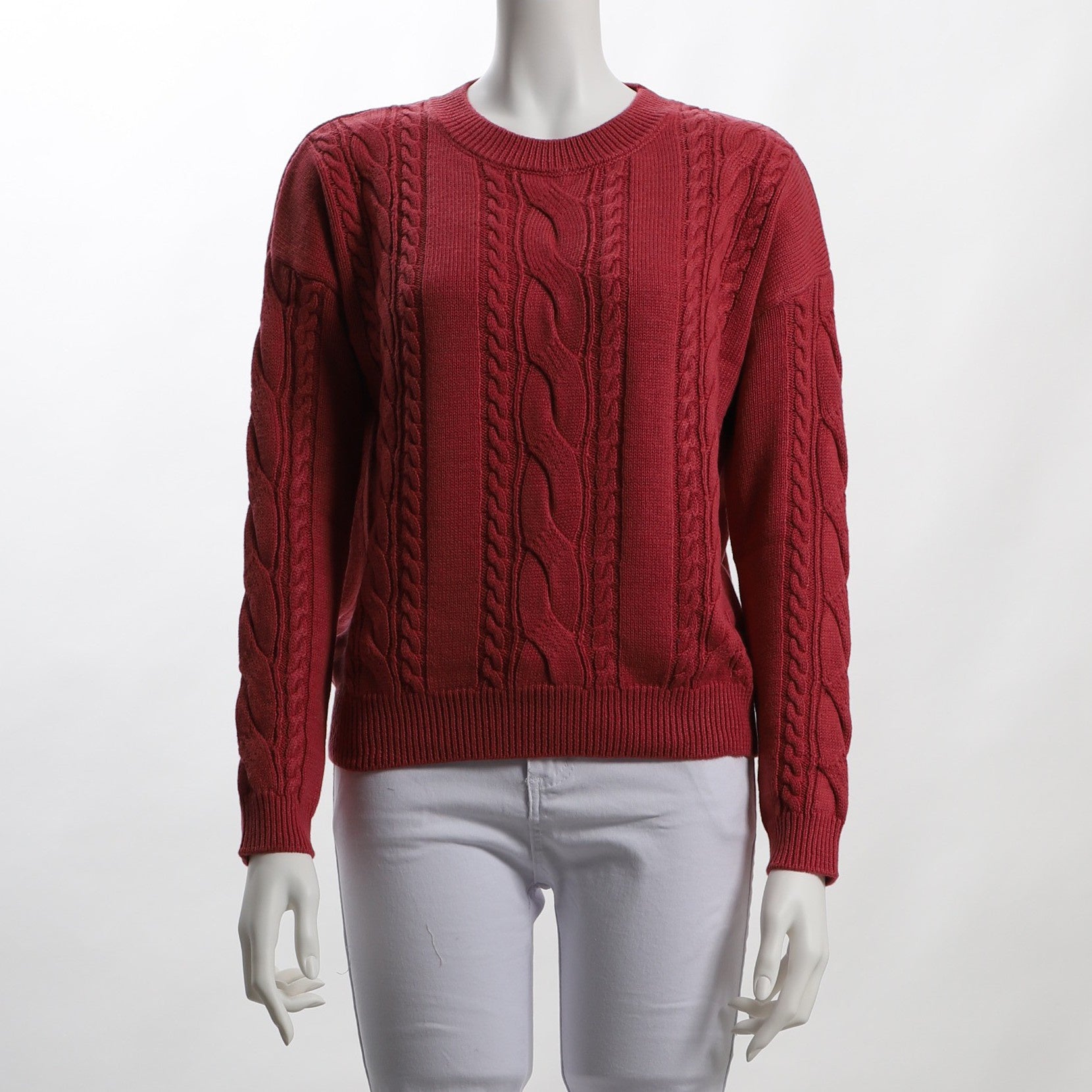 ケーブル編みクルーネックニット