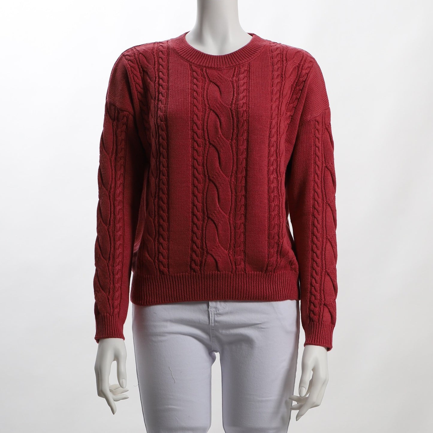 ケーブル編みクルーネックニット