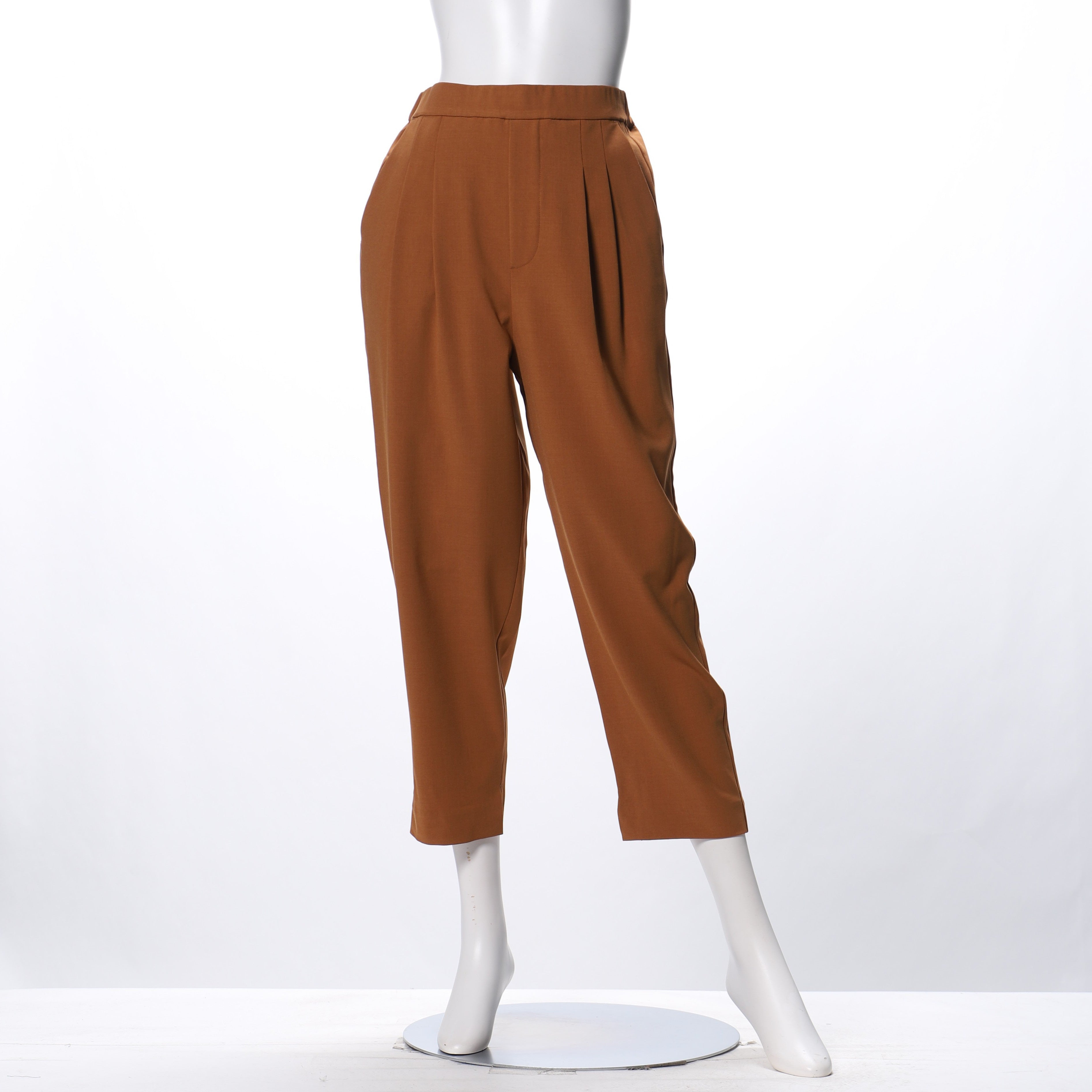 タック入りテーパードパンツ