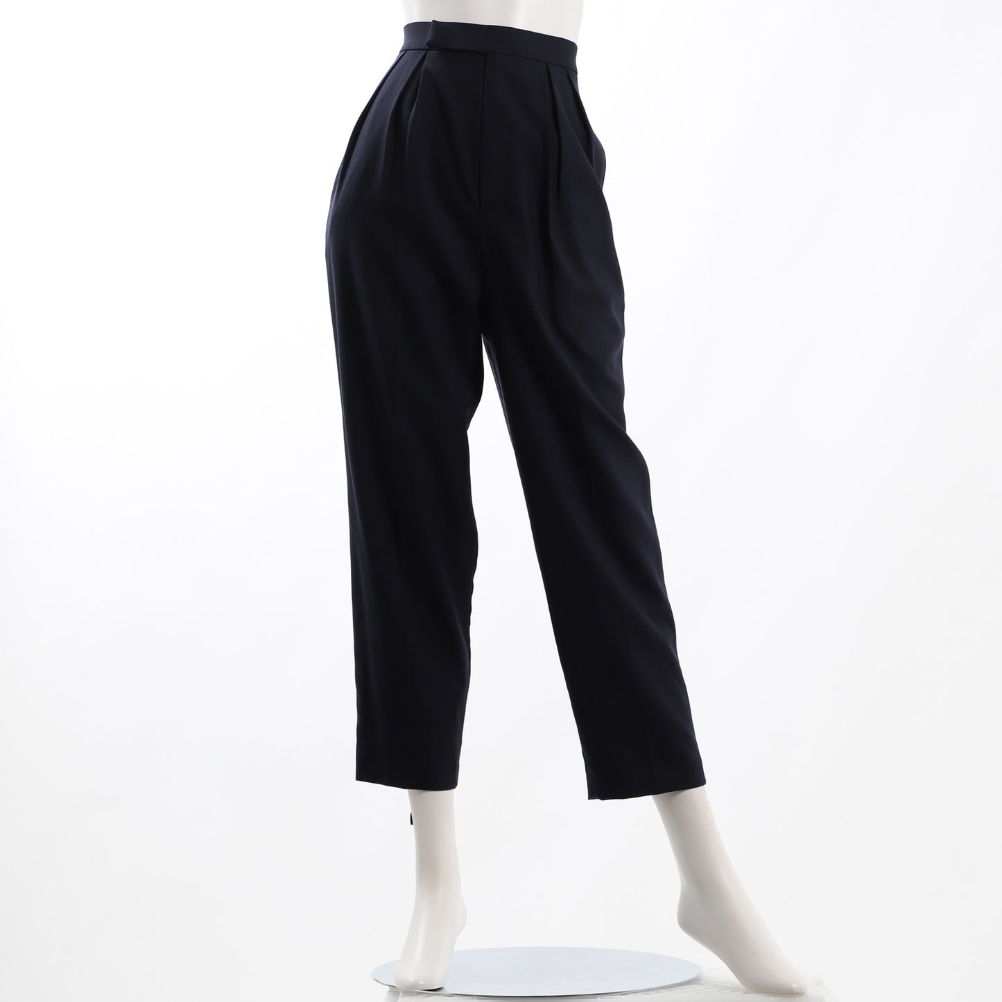 タック入りテーパードパンツ