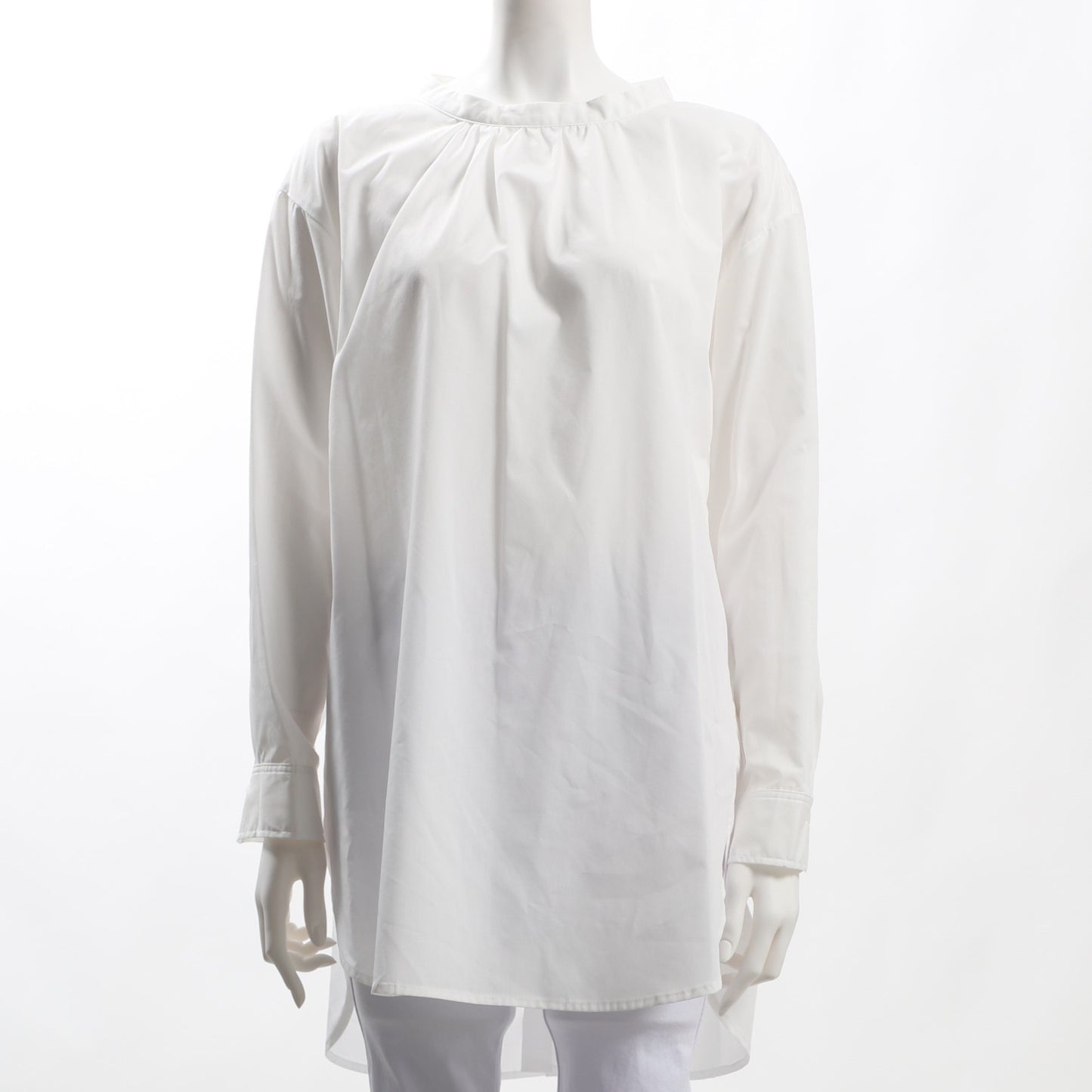 詰まったネックラインバックボタンブラウス