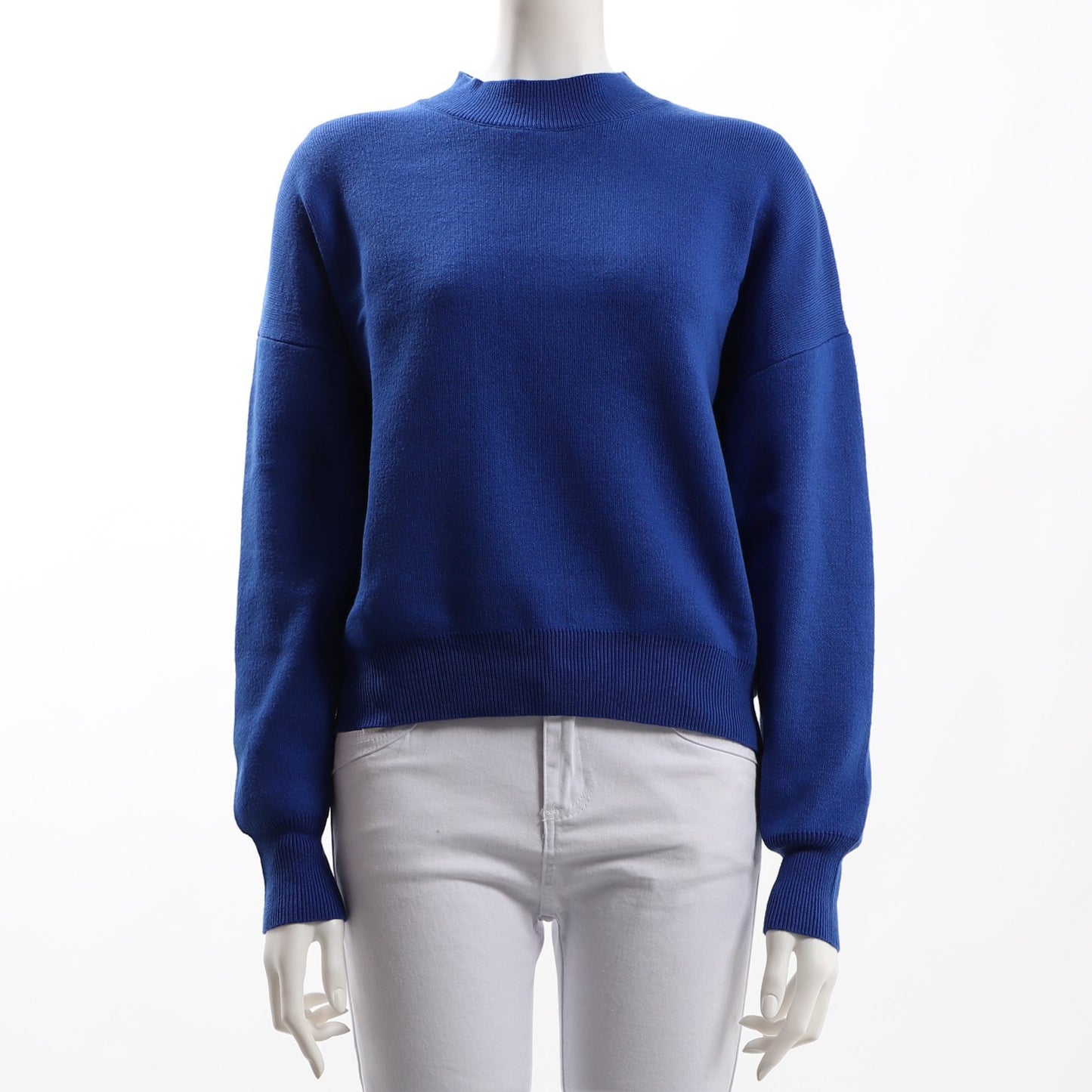 フラットな表面感のドロップショルダーニット